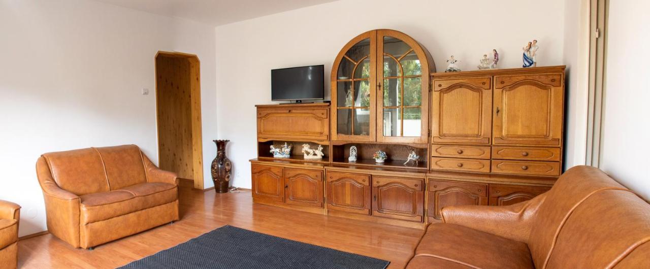 Family-Friendly Apartment Oradea Bagian luar foto